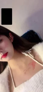 小母狗掰开骚穴等你插入，很会喷水，让你看了受不了