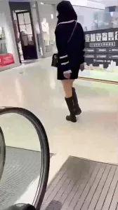 商场试衣间和美女偷情，干到中途有人来换衣服，差点被发现了！